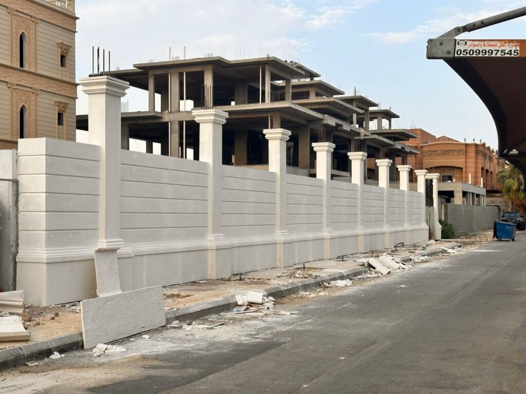 كبير على واجهات GRC